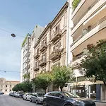 Central & Comfy Apartment With Veranda