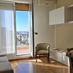Tra Il Borgo Antico E Il Mare