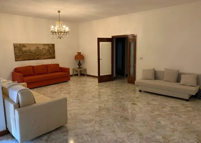 Dama House