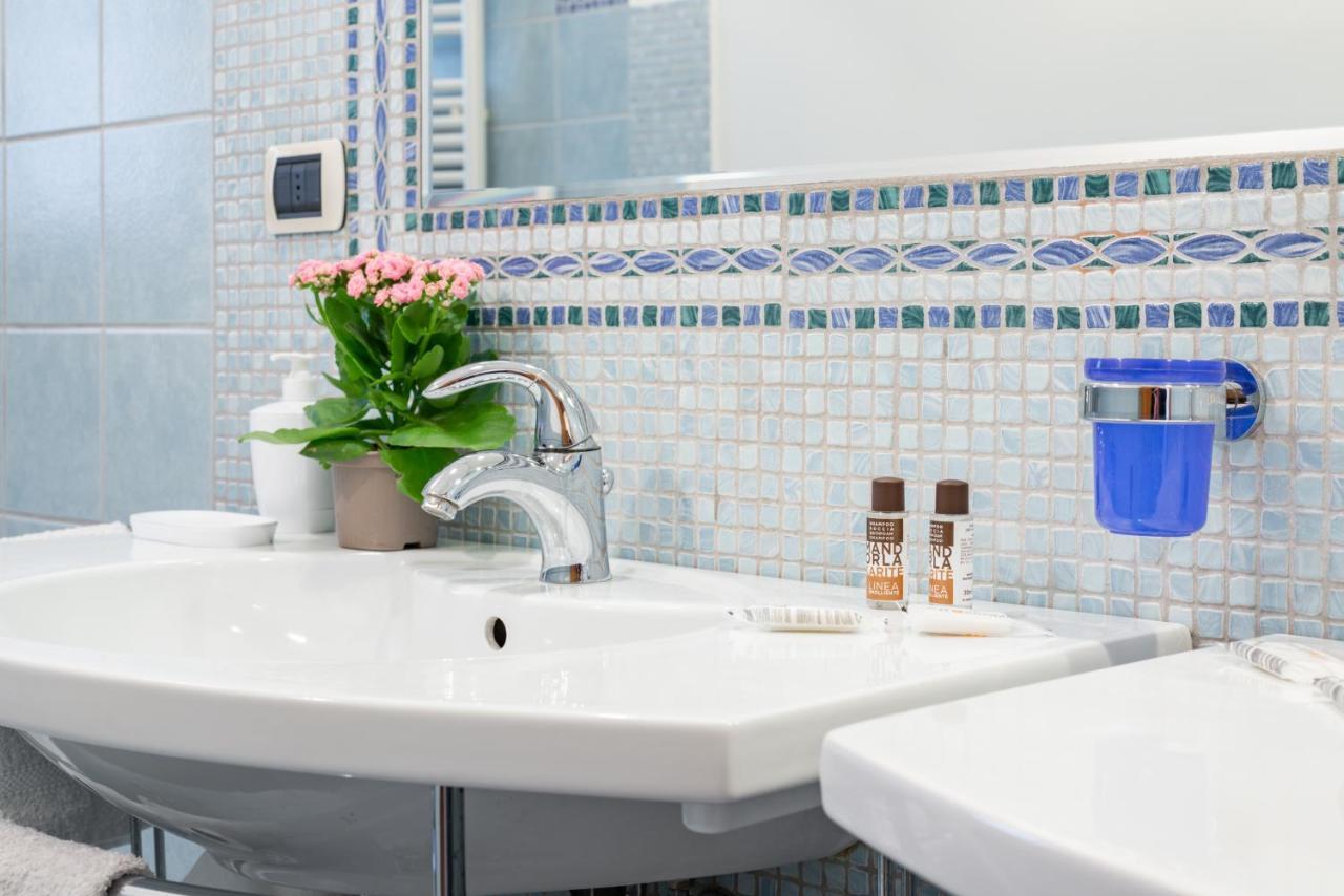 Roomy With Terrace & Parking Apartman