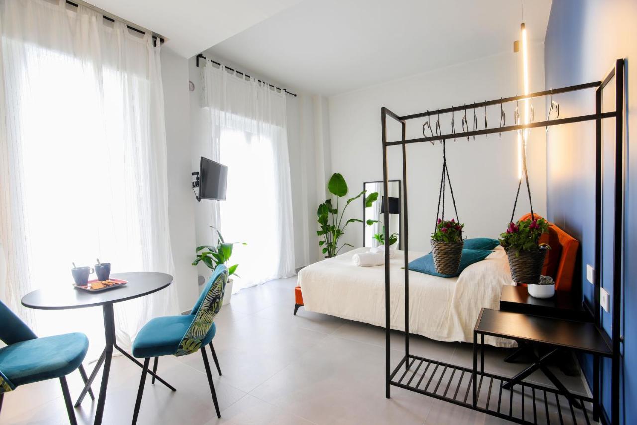 Floris: Modern In The Heart Of Center Apartment