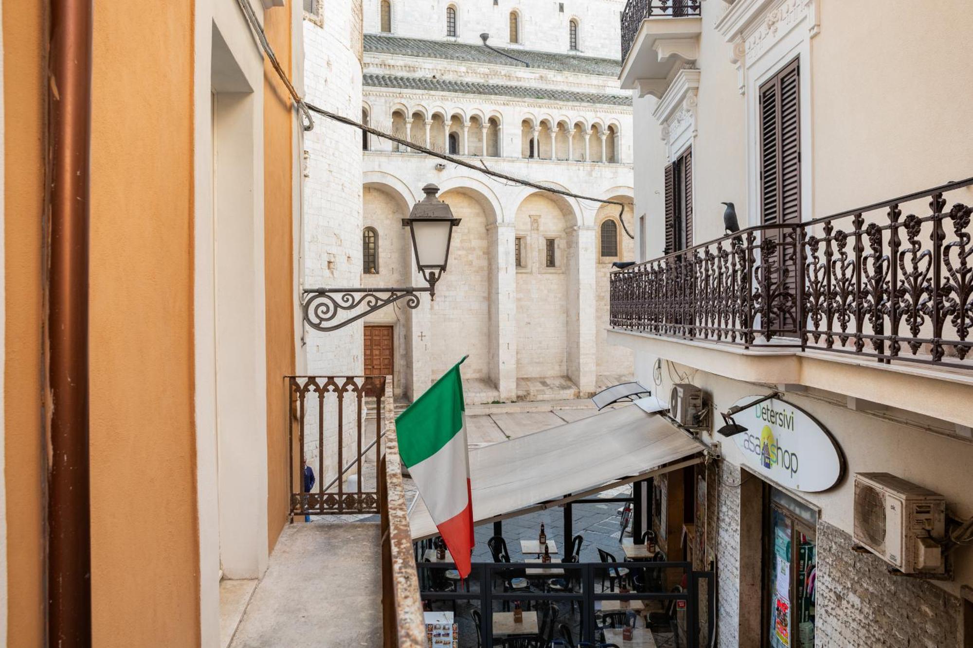 Landlord 8 - Finestra Sulla Cattedrale * Bari