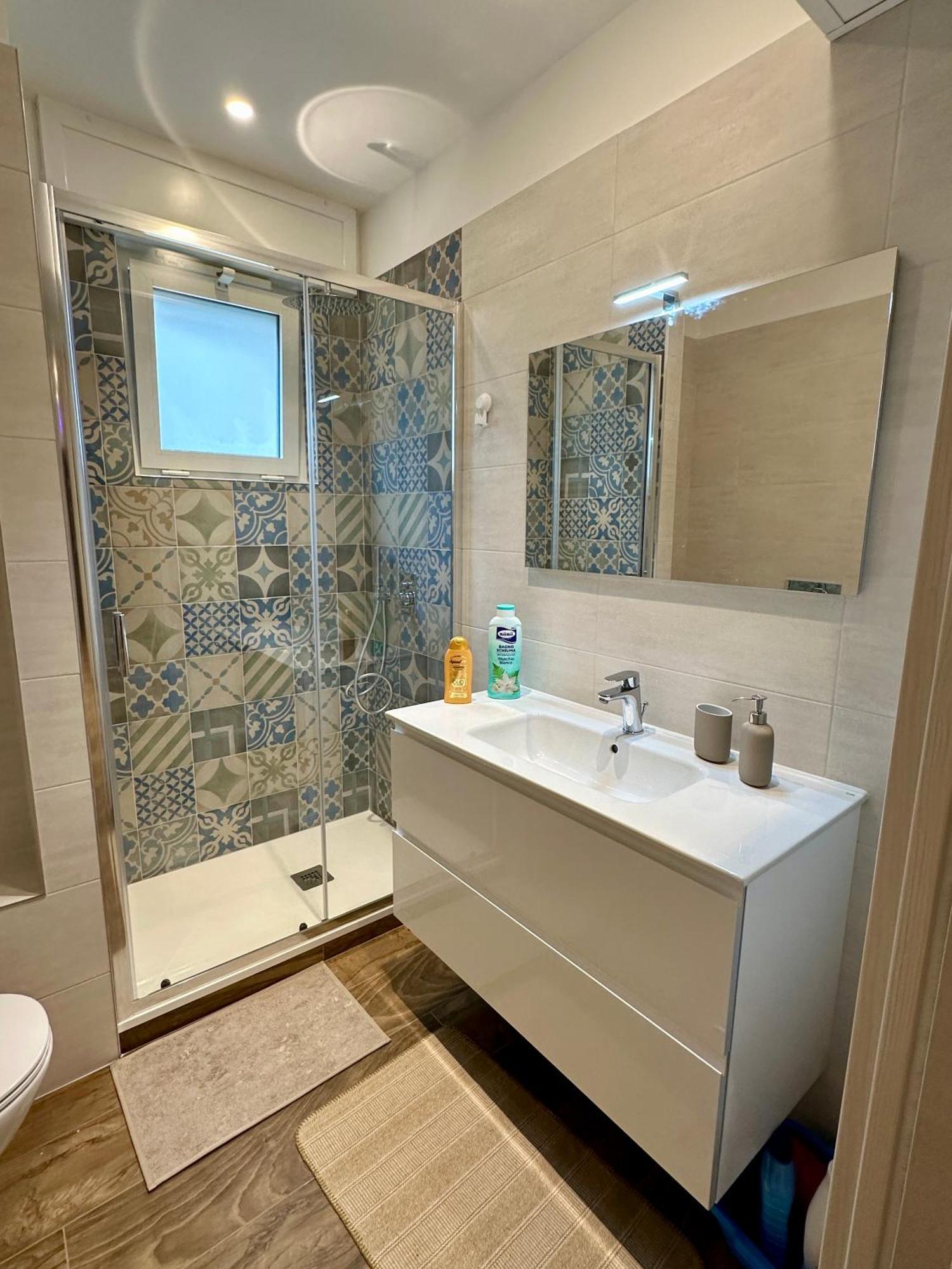 Rainbow Luxury - Sea View Bari