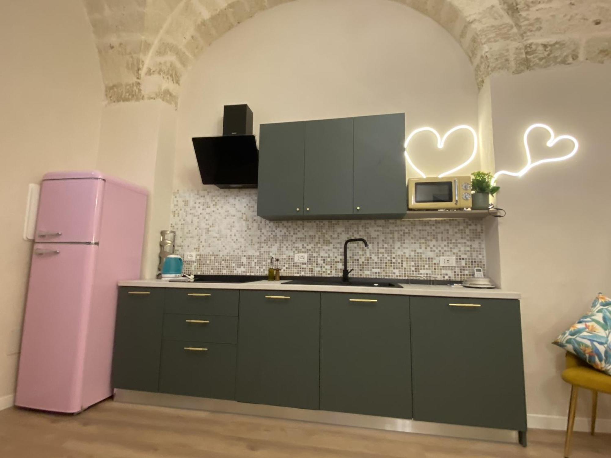 Quiet And Stylish - Center, Minutes To Station Apartment
