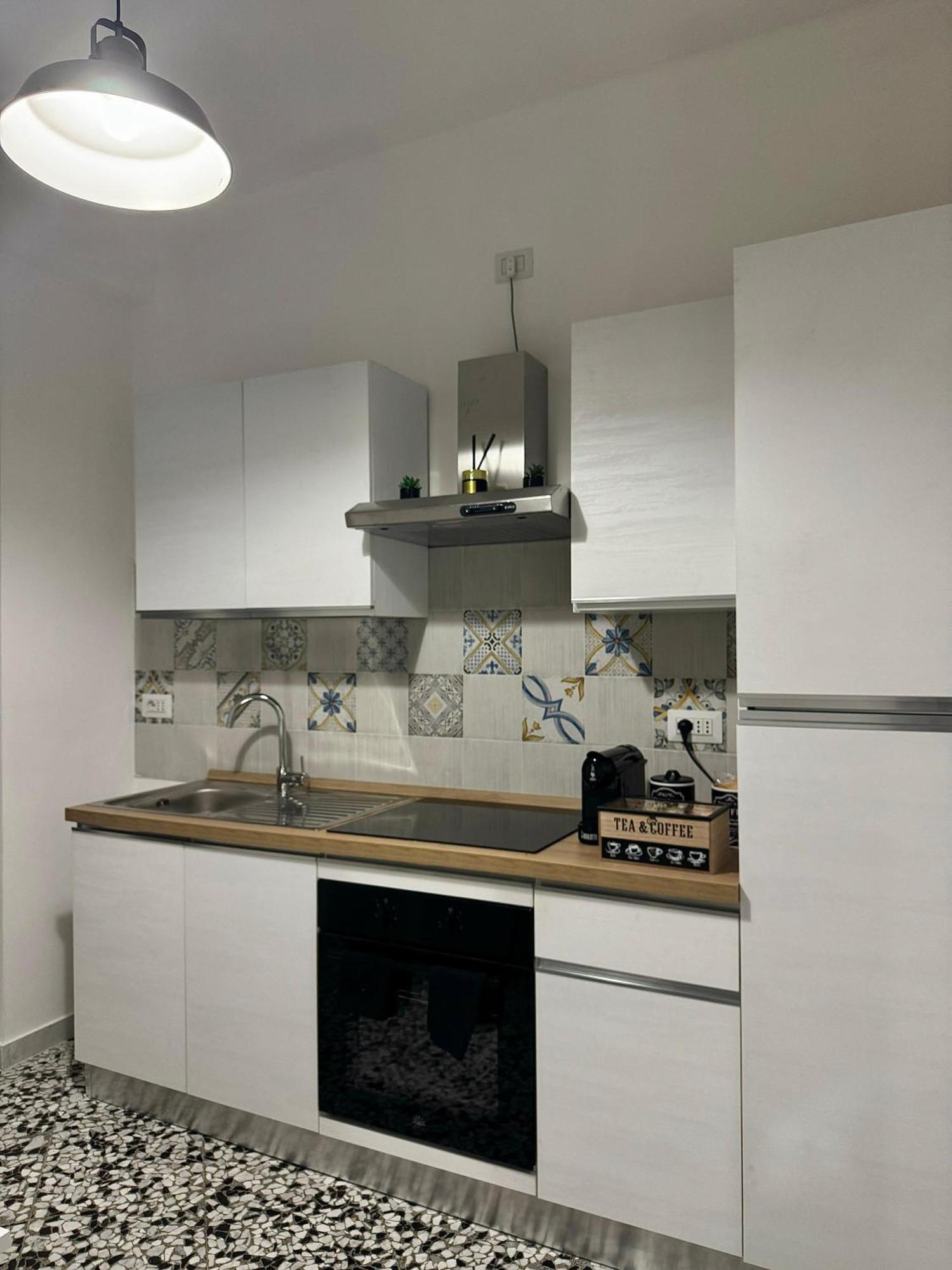 Black Angel Oak Apartment Bari