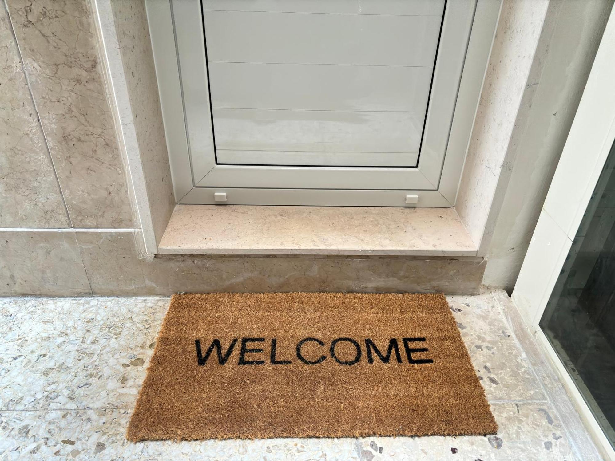 Your Home, Easy Walk To The Apartment *