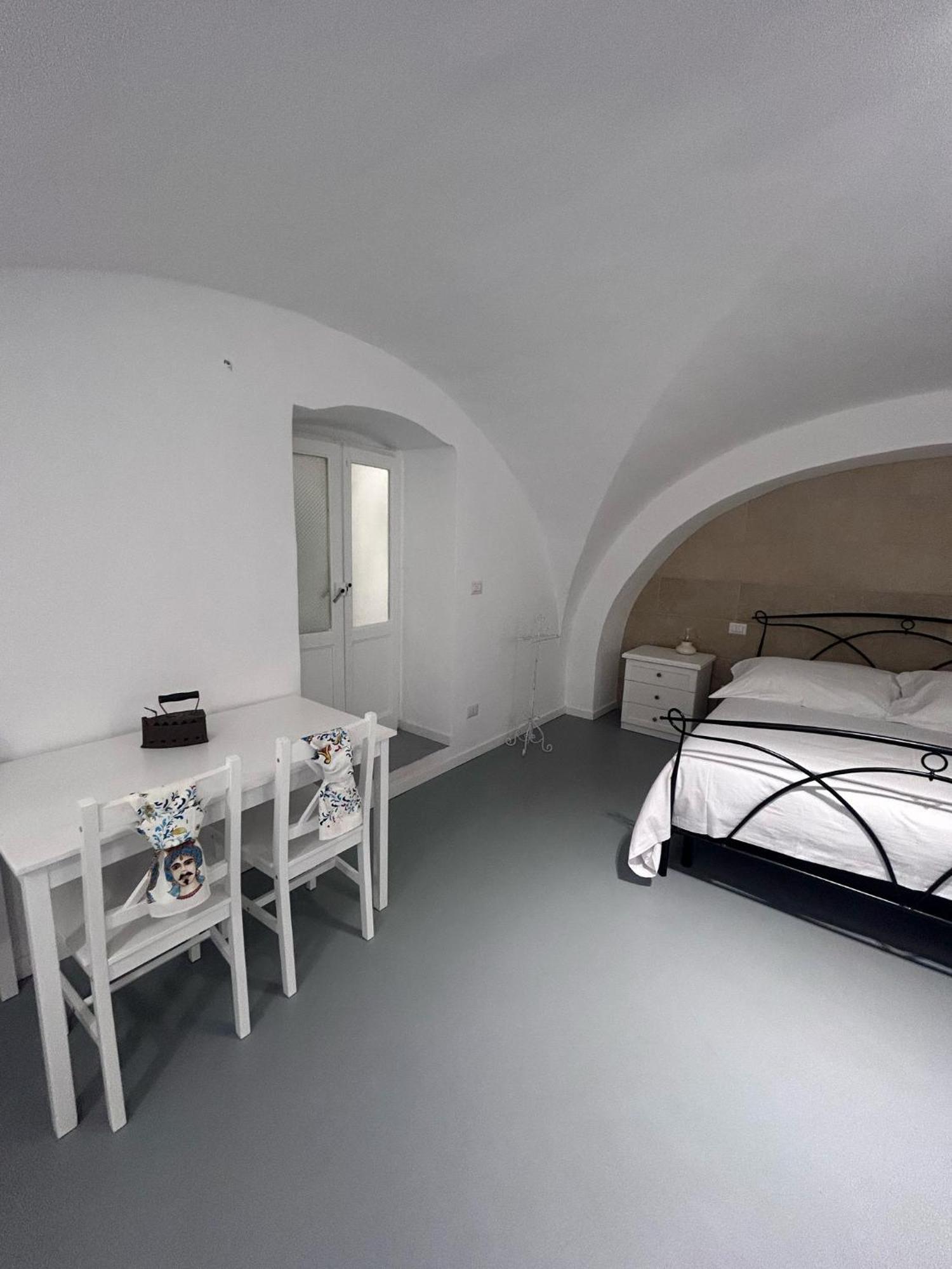 White Dome Retriet *
