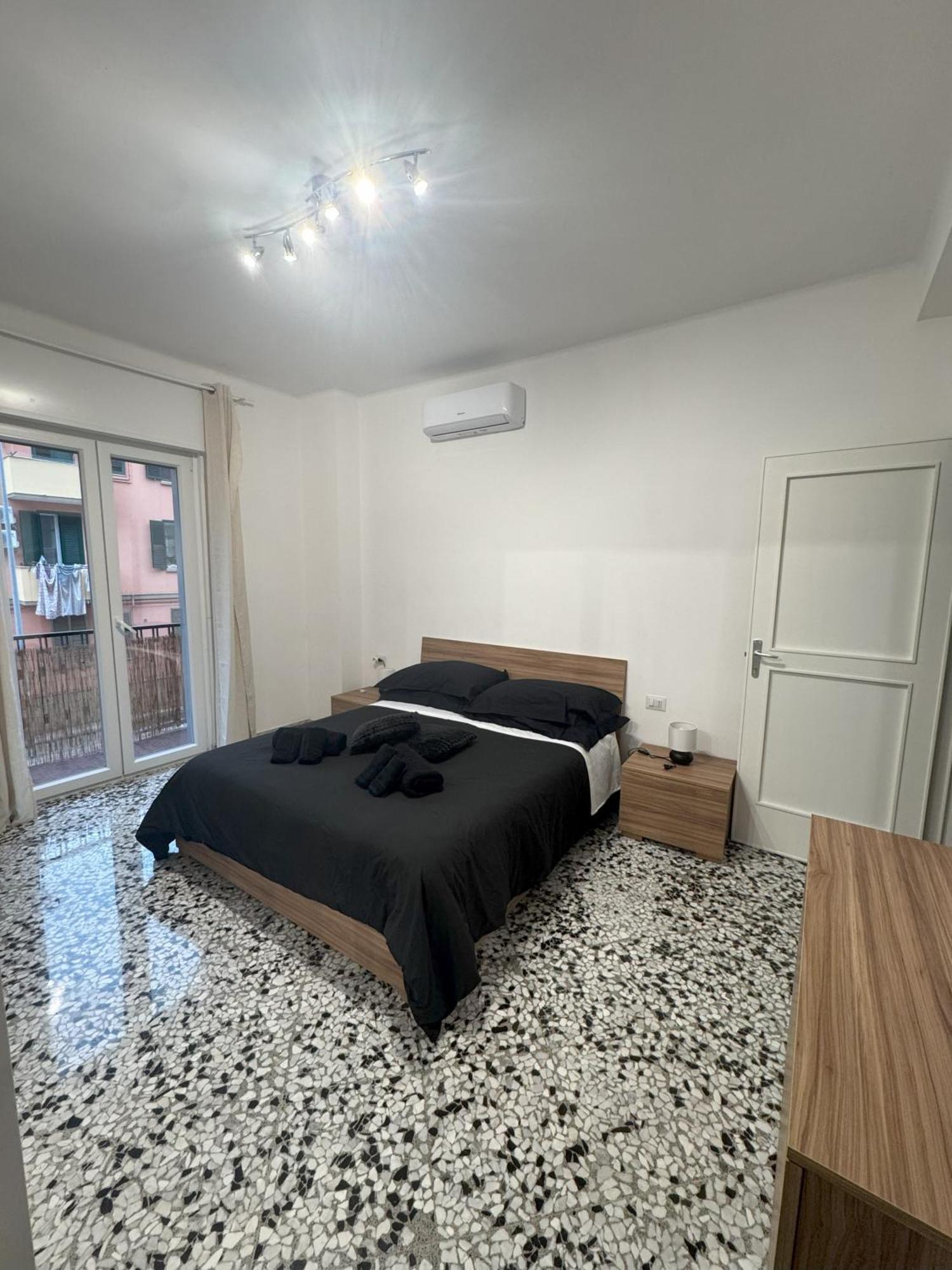 Black Angel Oak Apartment Bari