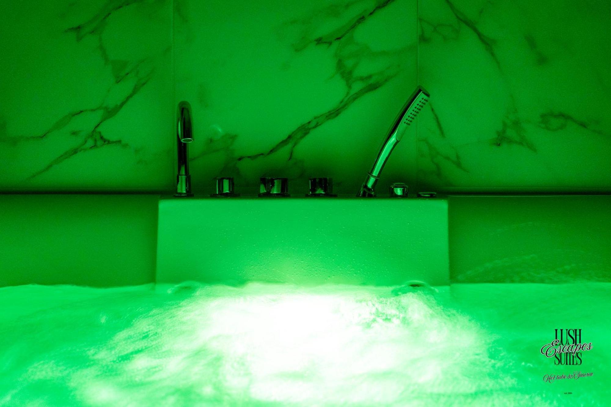 Lush Escape - Hottube And Sauna Apartment