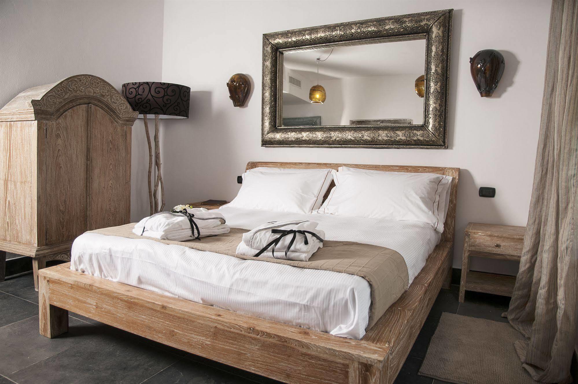 Seven Maze Charming House Bed & Breakfast 2*