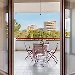 Roomy Apartment With Terrace & Parking