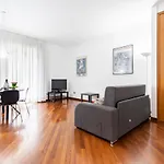 Roomy Apartment With Terrace & Parking