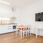 Central Station Apt With Parking