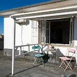 Cozy Studio Apartment Near Station - With Parking