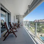 Kind Park - Sleek Apartment With Terrace & Parking