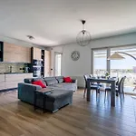 Kind Park - Sleek Apartment With Terrace & Parking