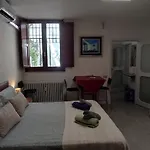 Super Central Studio, No Noise, Near Seaside, Shops