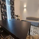 Bari Landlord 242 - Central Station Apartments