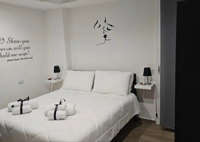 Black & White Luxury Rooms