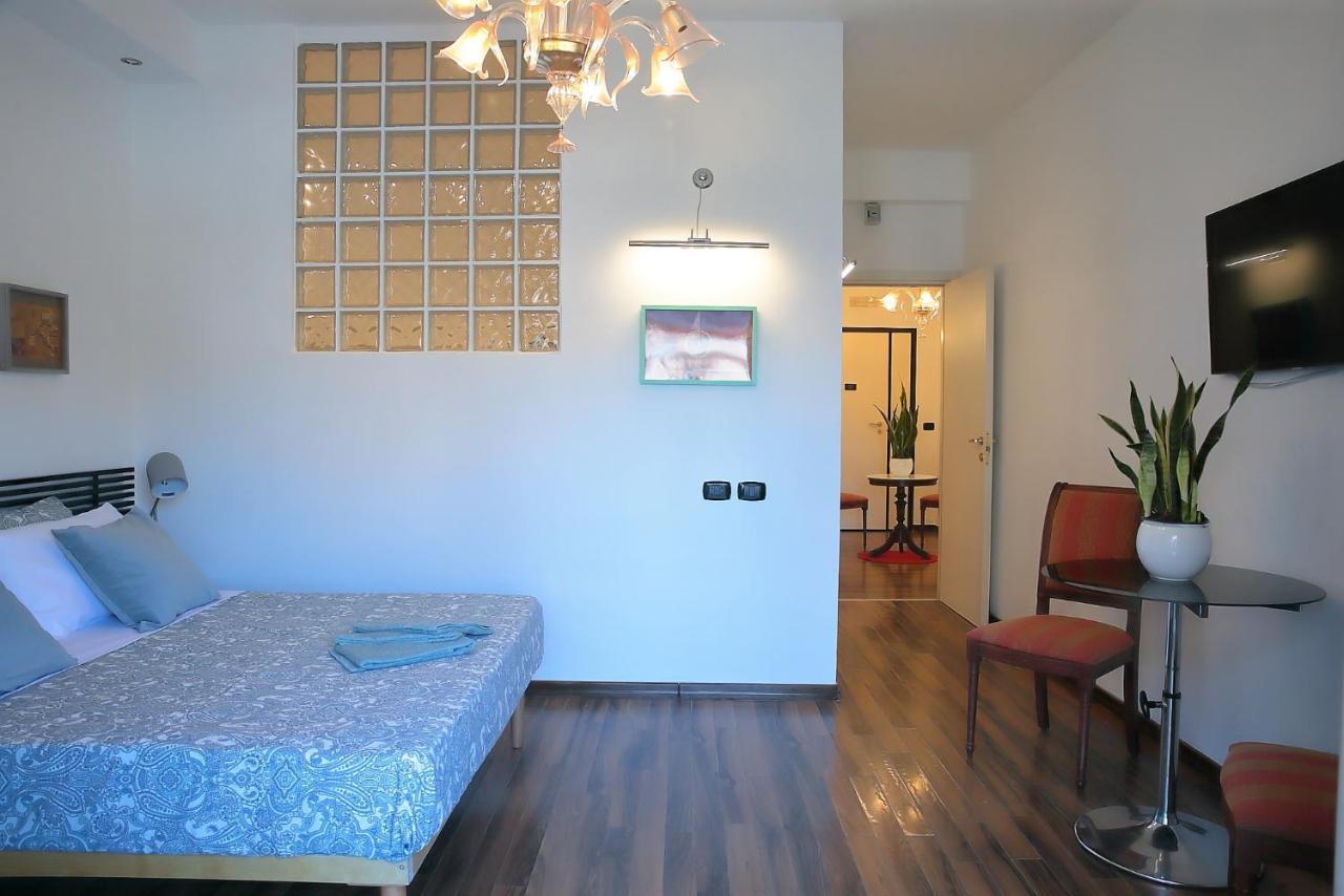Savoia International_lt_bari Stazione * Bari
