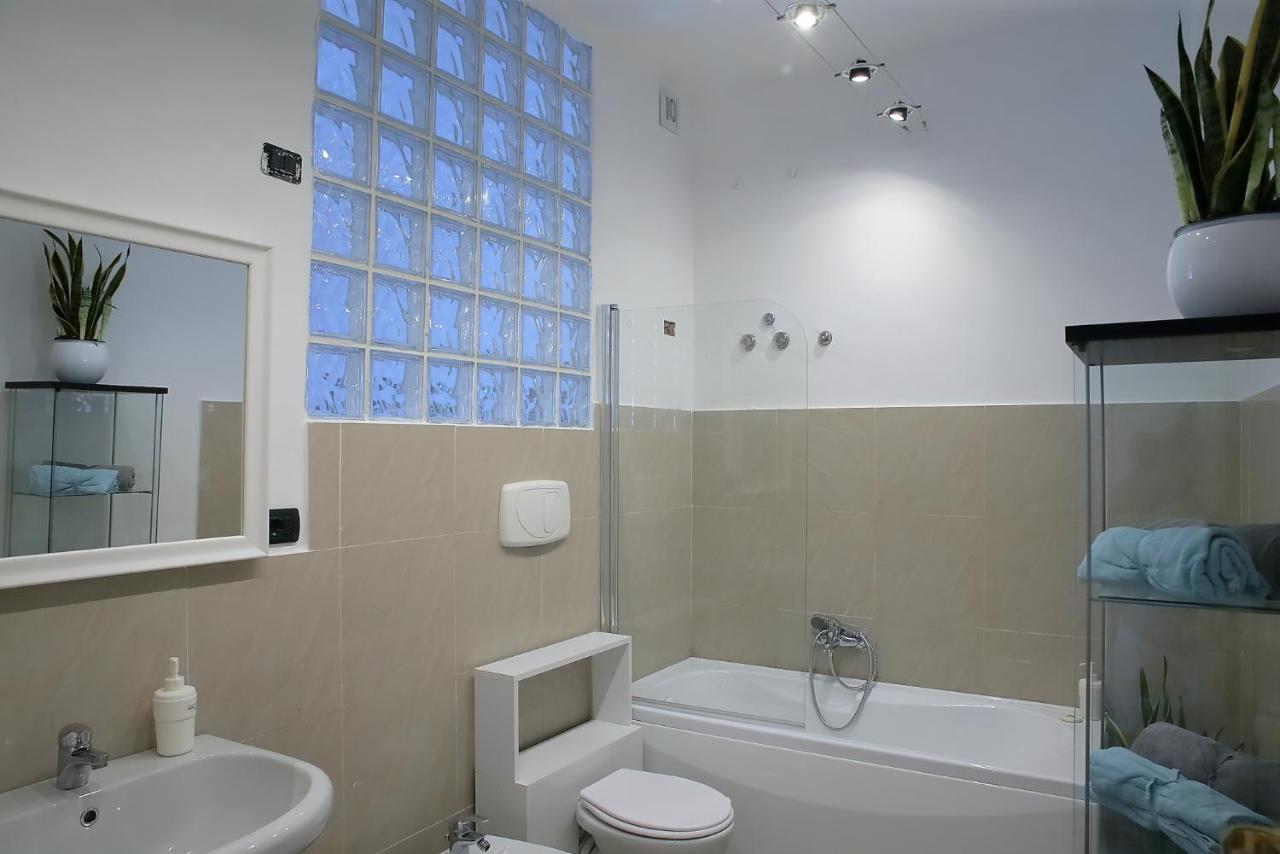 Savoia International_lt_bari Stazione *
