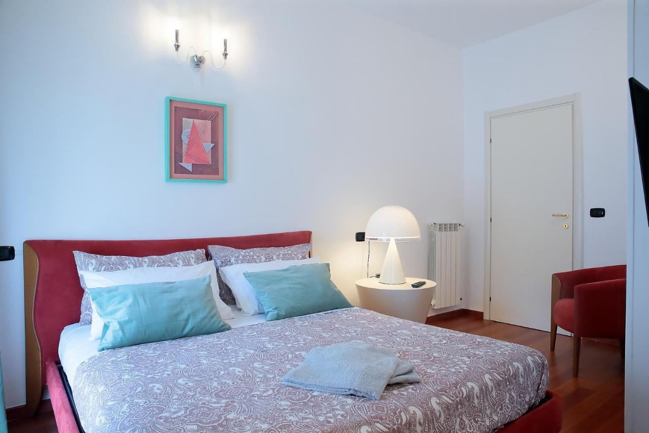 Savoia International_lt_bari Stazione * Bari