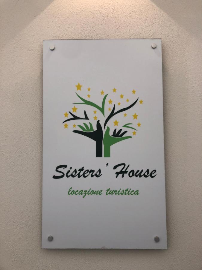 Apartment Sisters' House *