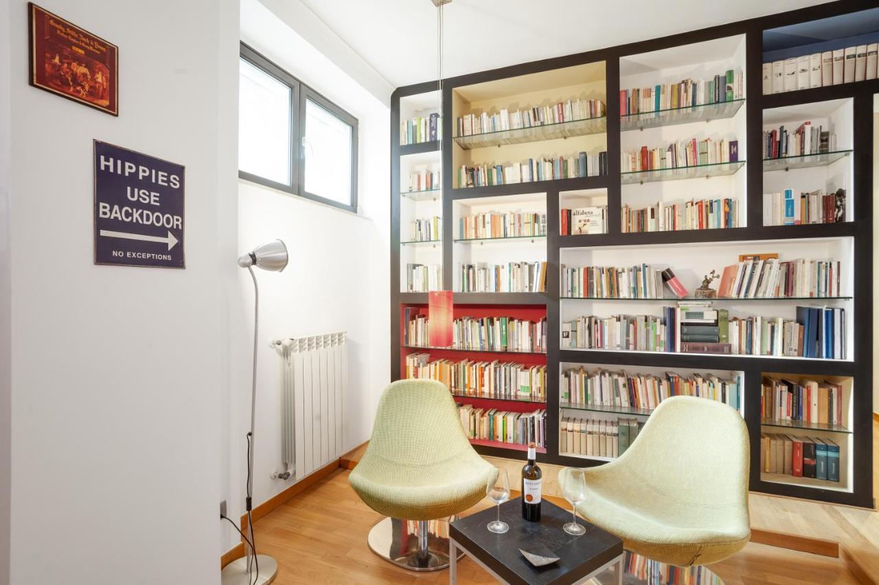 *movies & Books* Stylish House With Jacuzzi