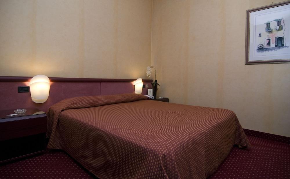 Hotel Boston 4*