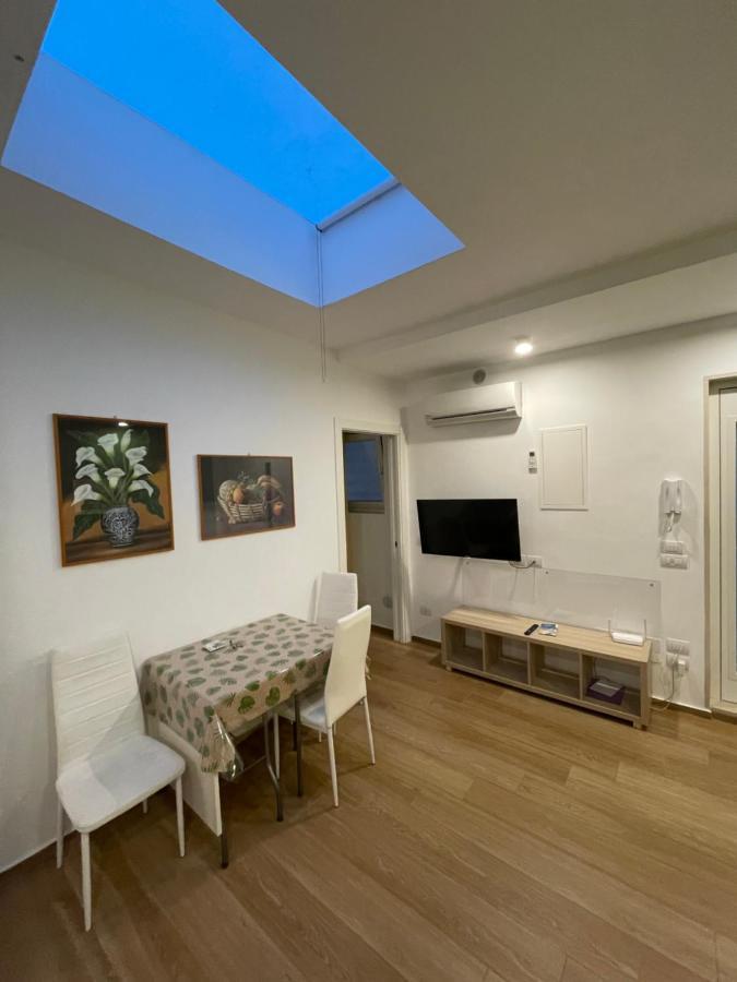 Apartment Sisters' House *