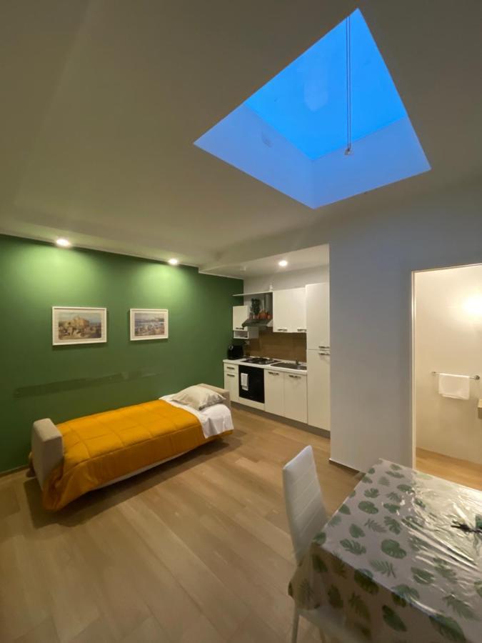 Apartment Sisters' House *