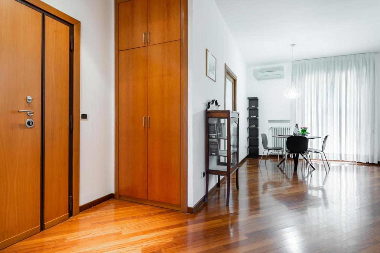 Apartment Roomy With Terrace & Parking
