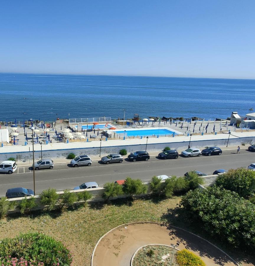 Seafront Suites Apartment *