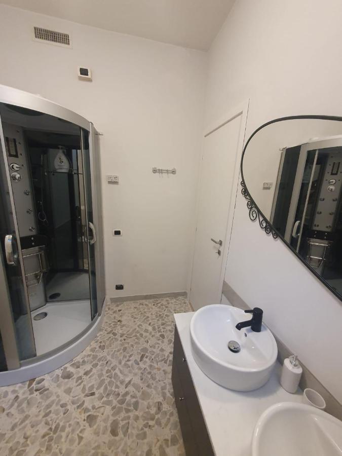 Cado Dalle Nubi 3 O 4 Posti Letto Con Bagno Privato E Doccia Idromassaggio Guest house Bari