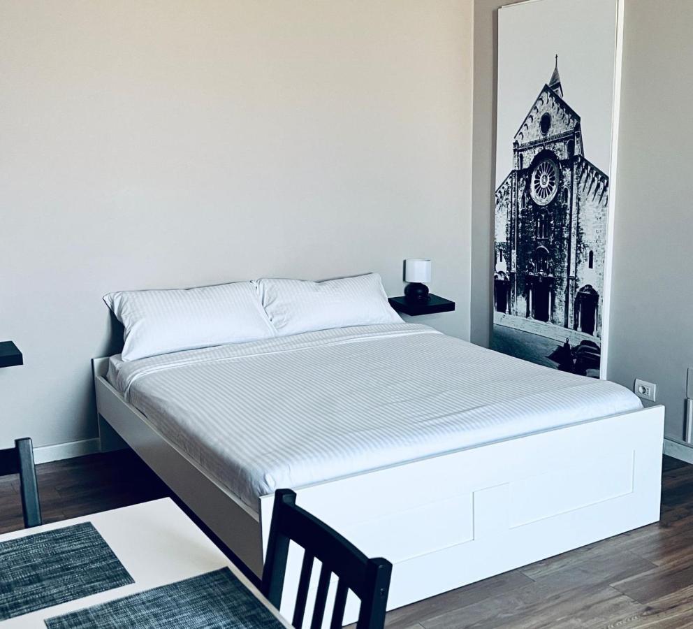 Station Apartment *