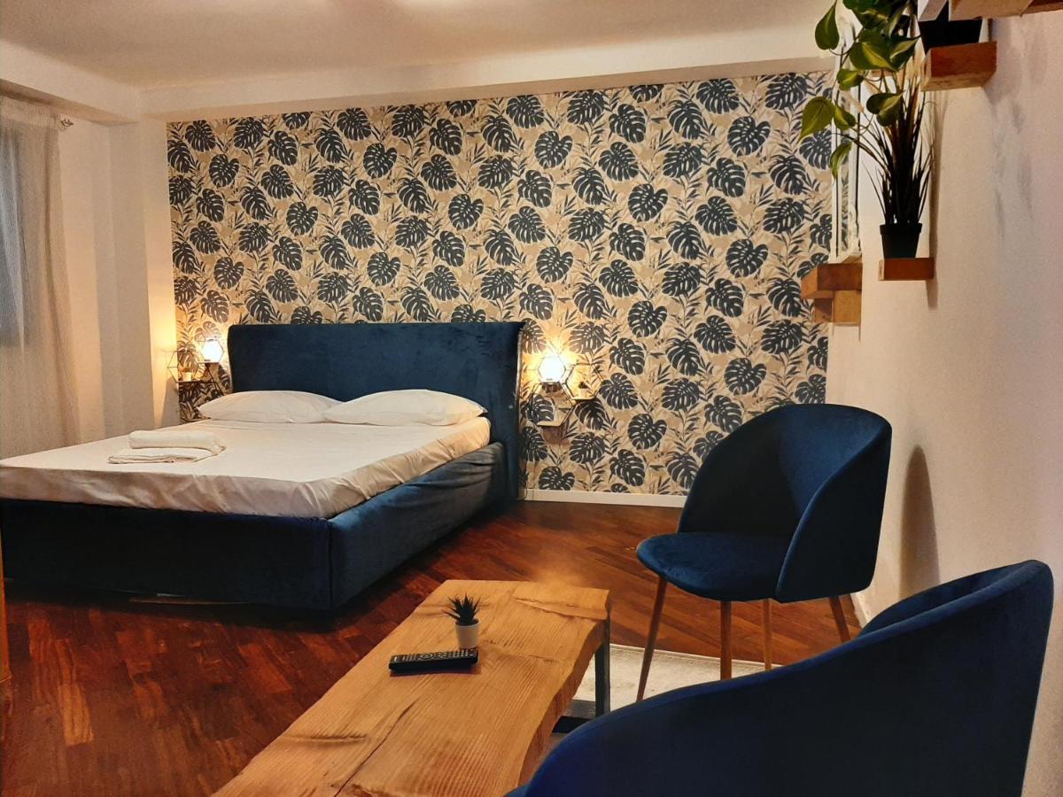 Apartment Green Room *
