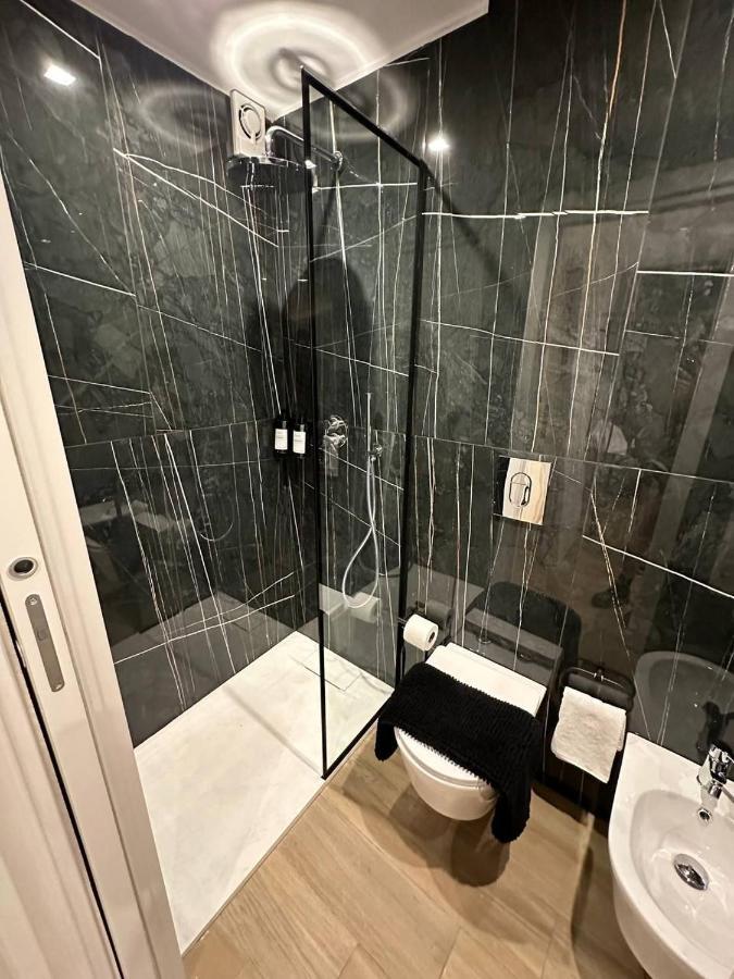Black & White Luxury Bari