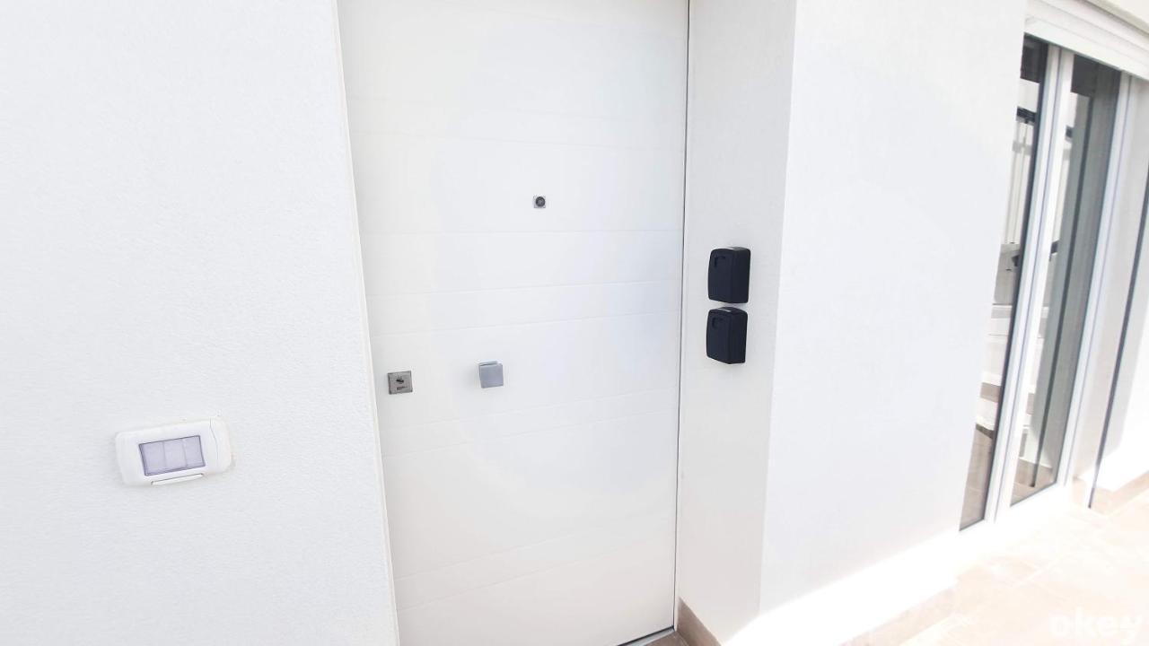 Mediterranea - Seaview, Pool & Garden Apartment Bari
