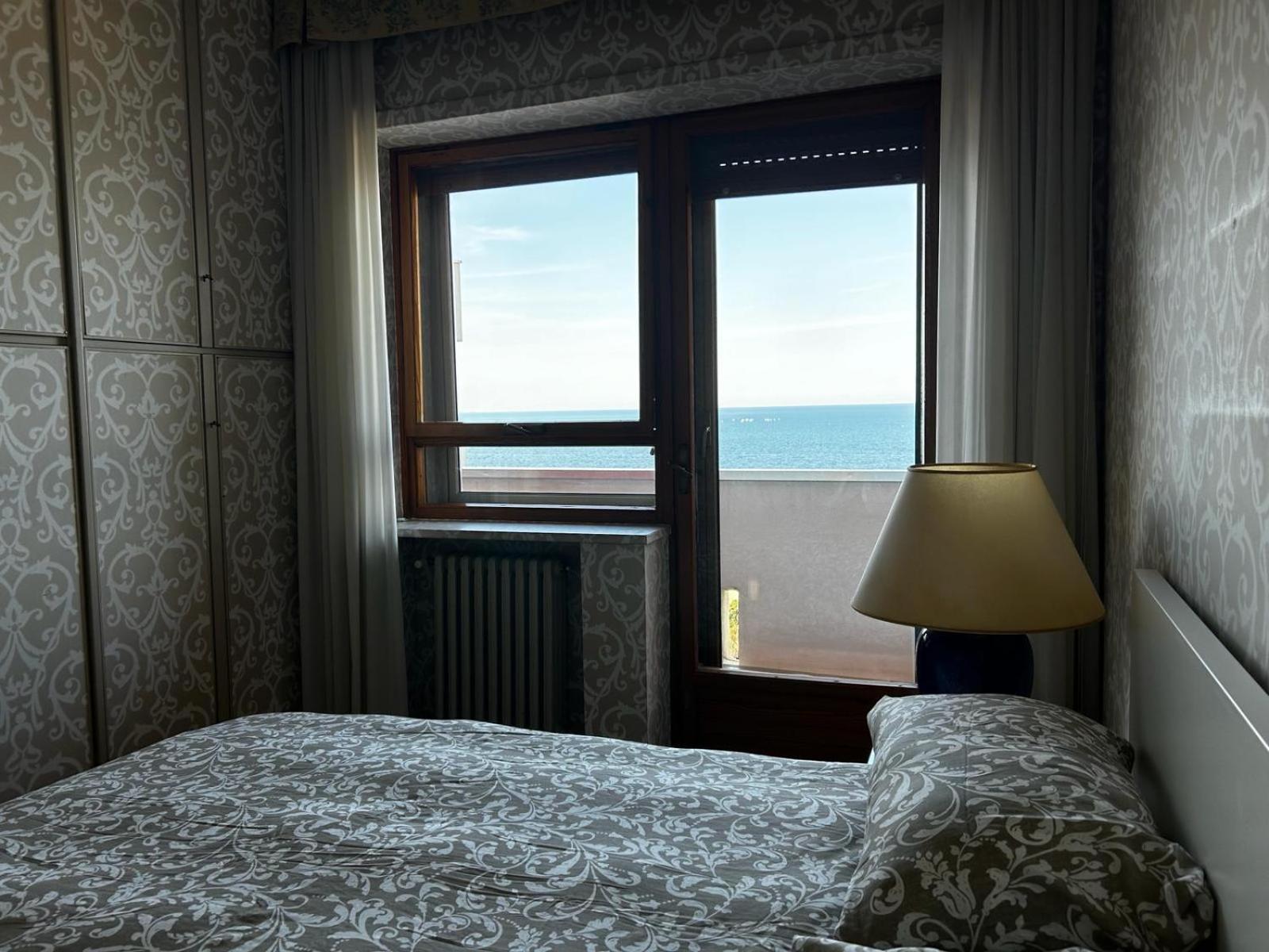 Front - 3 Bedrooms Apartment Bari