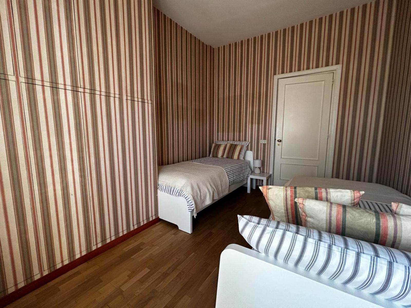 Front - 3 Bedrooms Bari