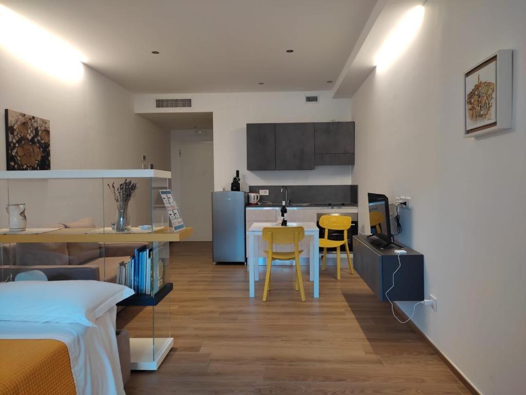Domus13-with Private Parking Apartment