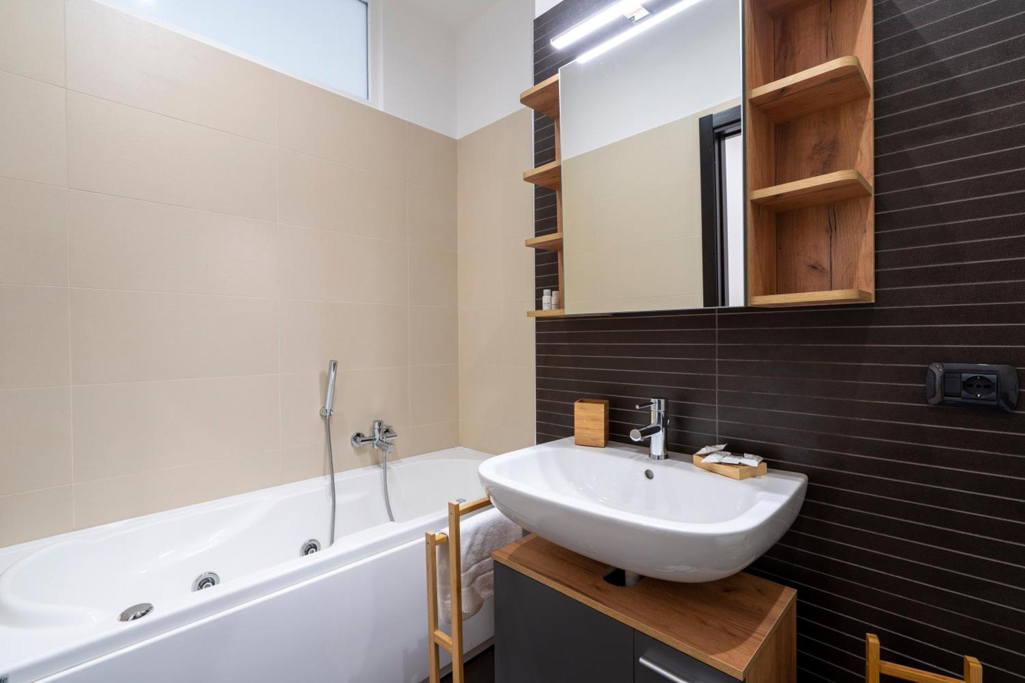 Boscoincitta With Garage And Whirlpool Tub Apartment