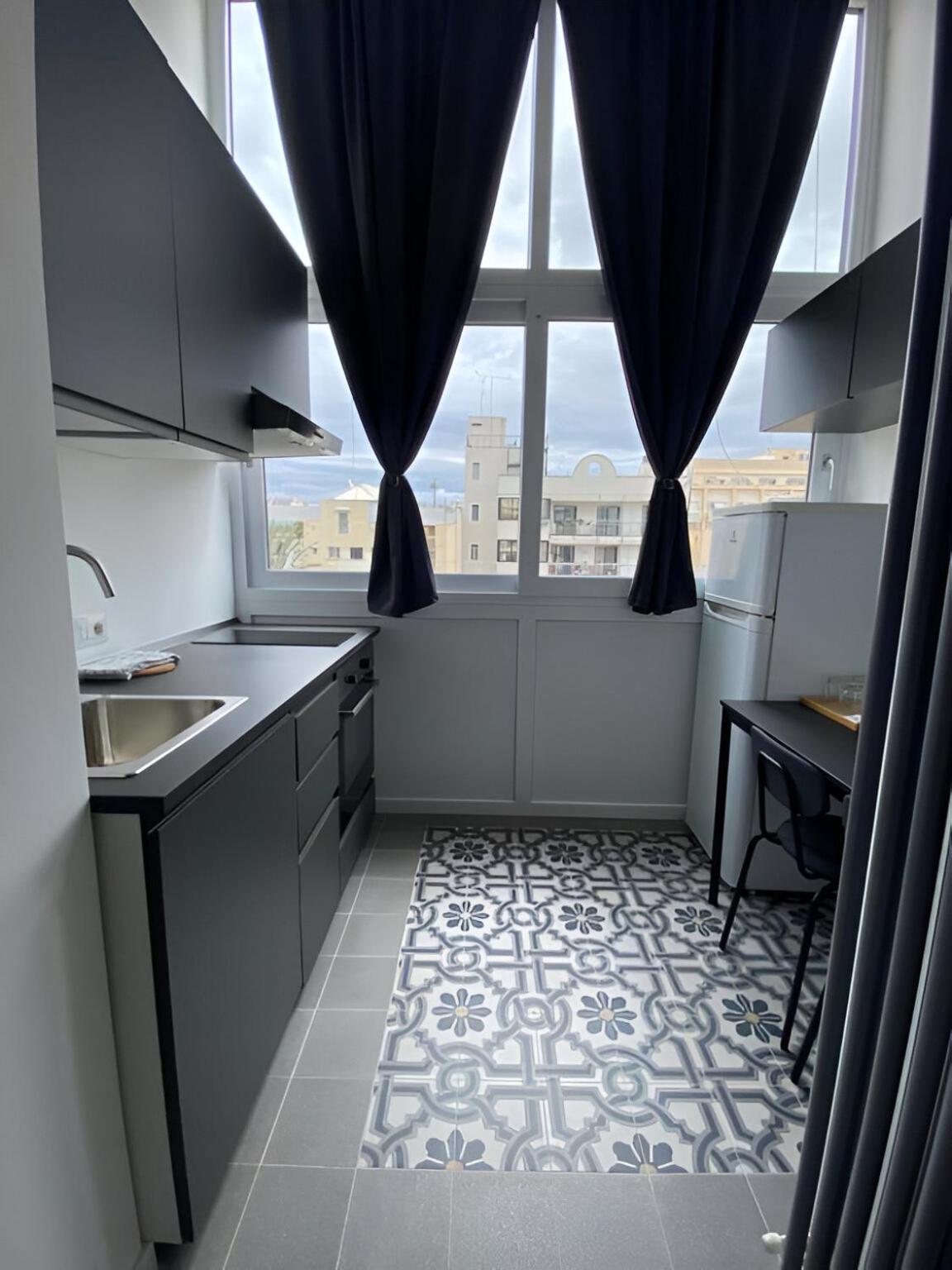 Landlord 242 - Station Appartement *