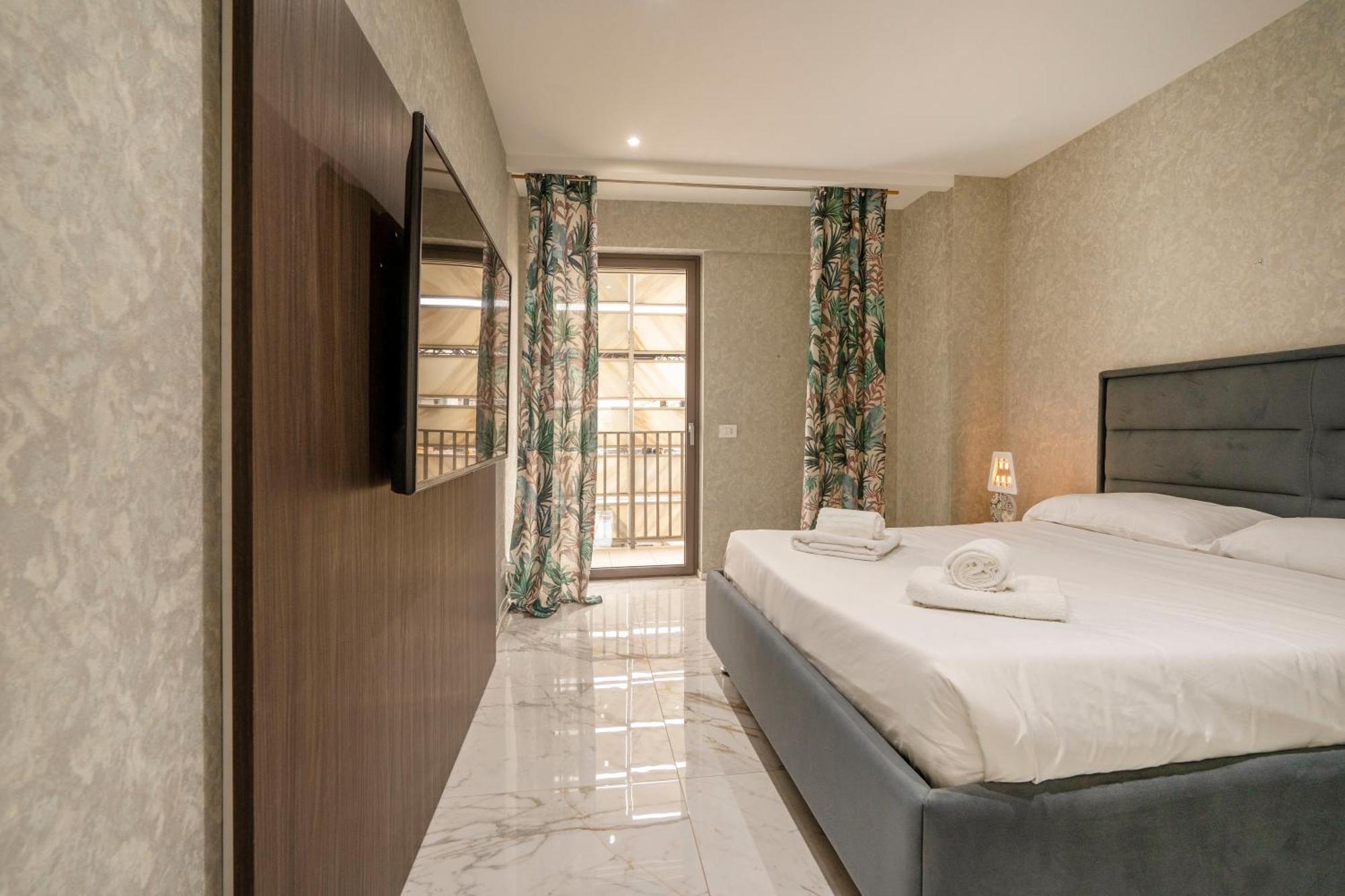 Apartment Lux 10 - Stazione & Universita
