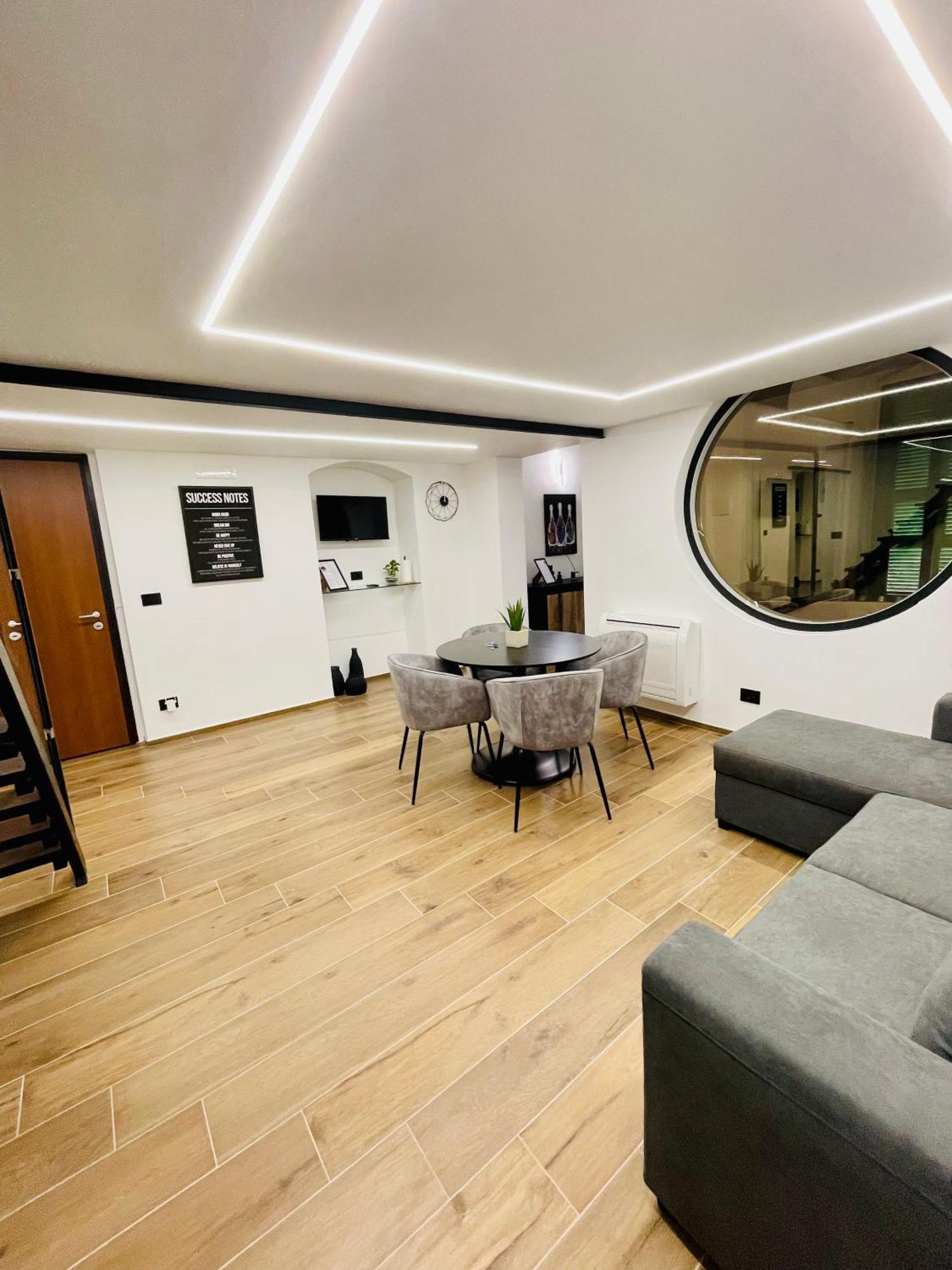 Apartment Suite169 Black