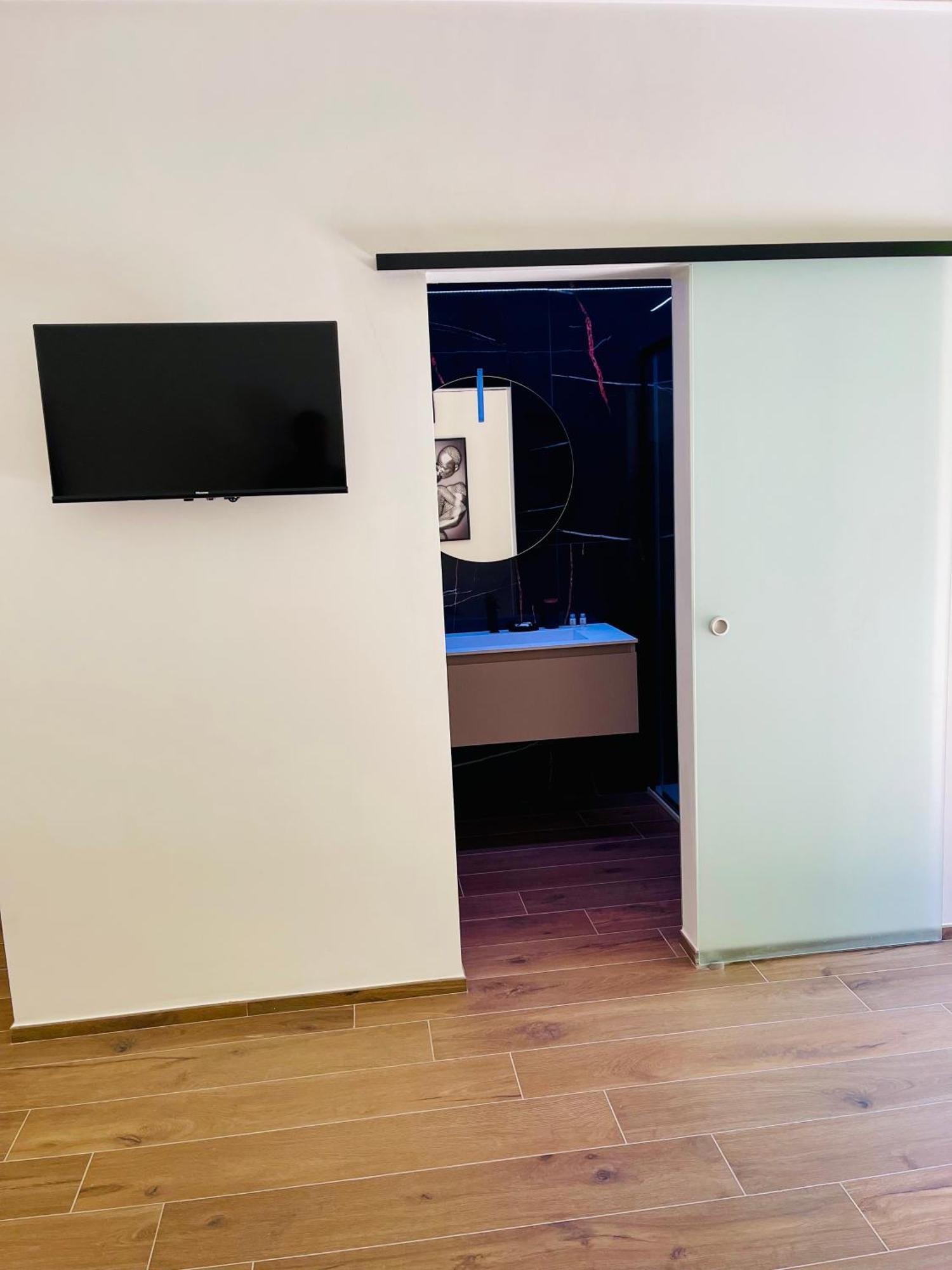 Suite169 Black