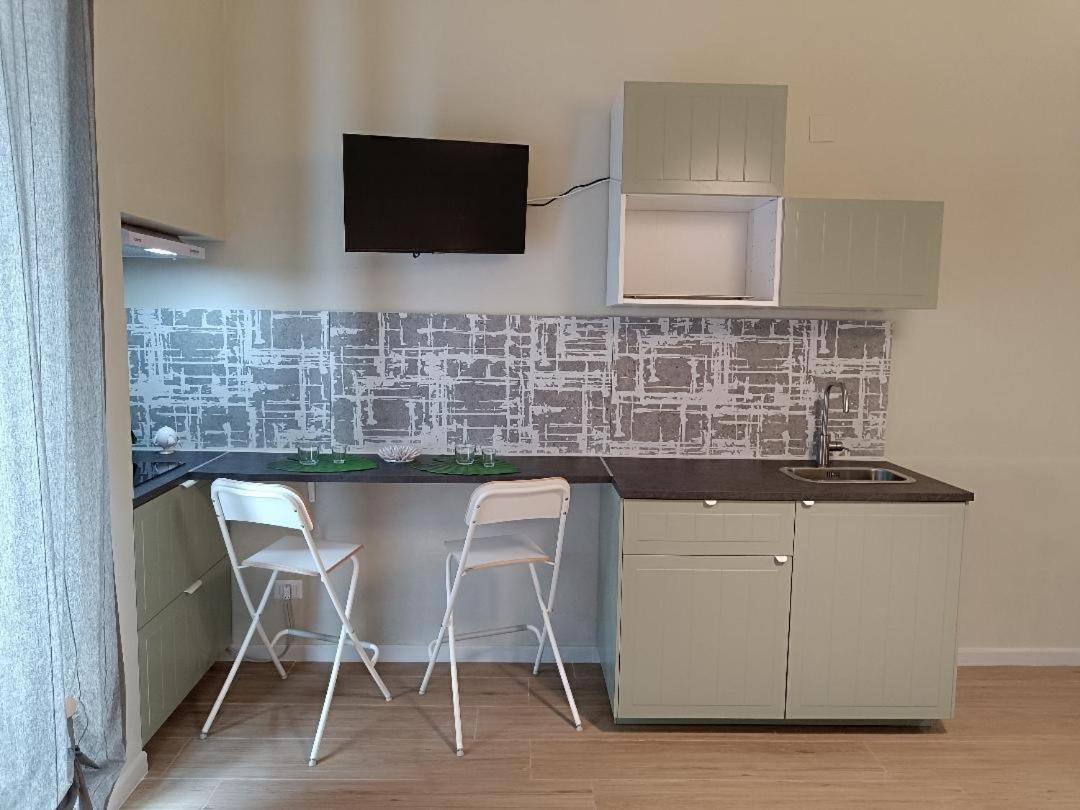 Simply House In Twin Apartment