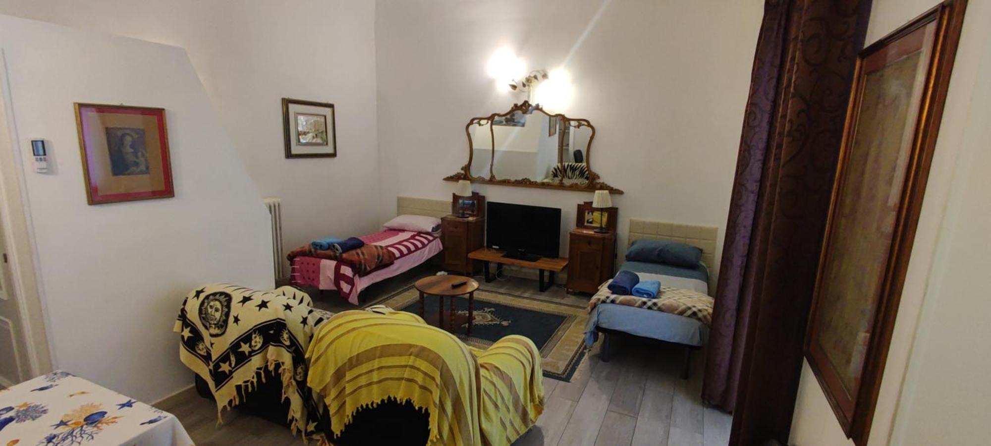 Very Apartment, By Shops, Bars, Restaurants Apartment *