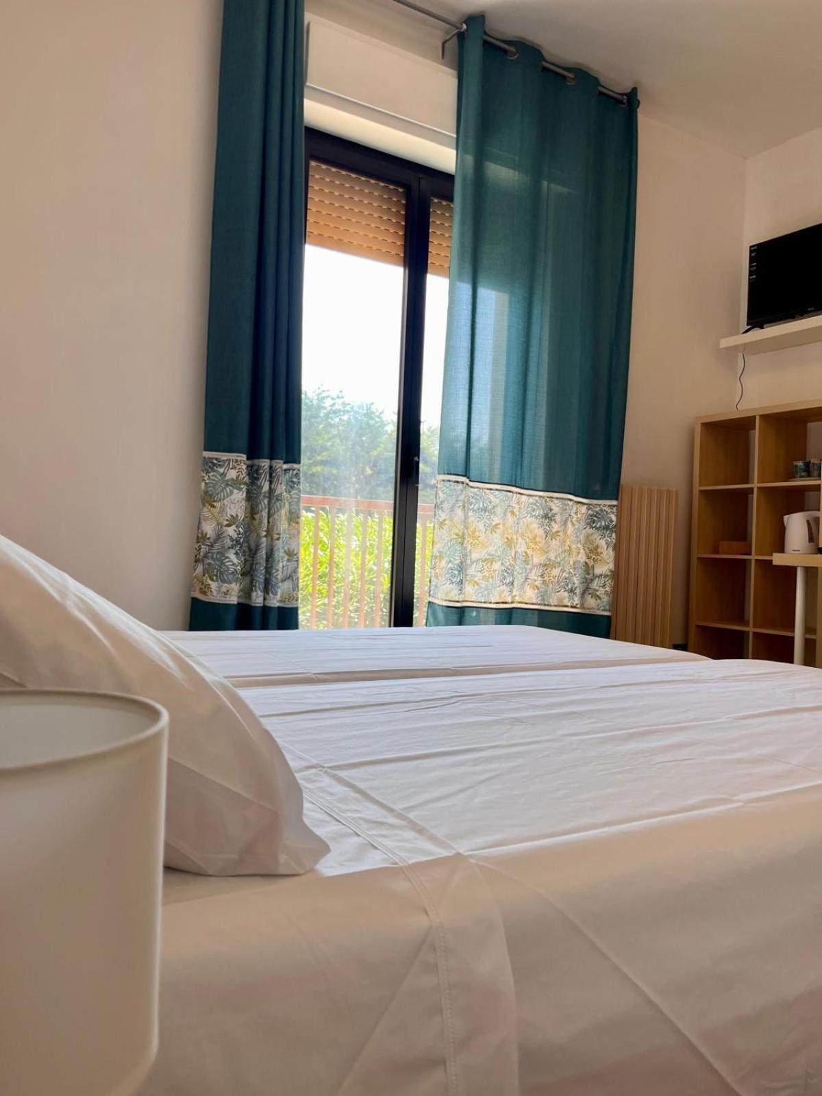 3 Guest house *