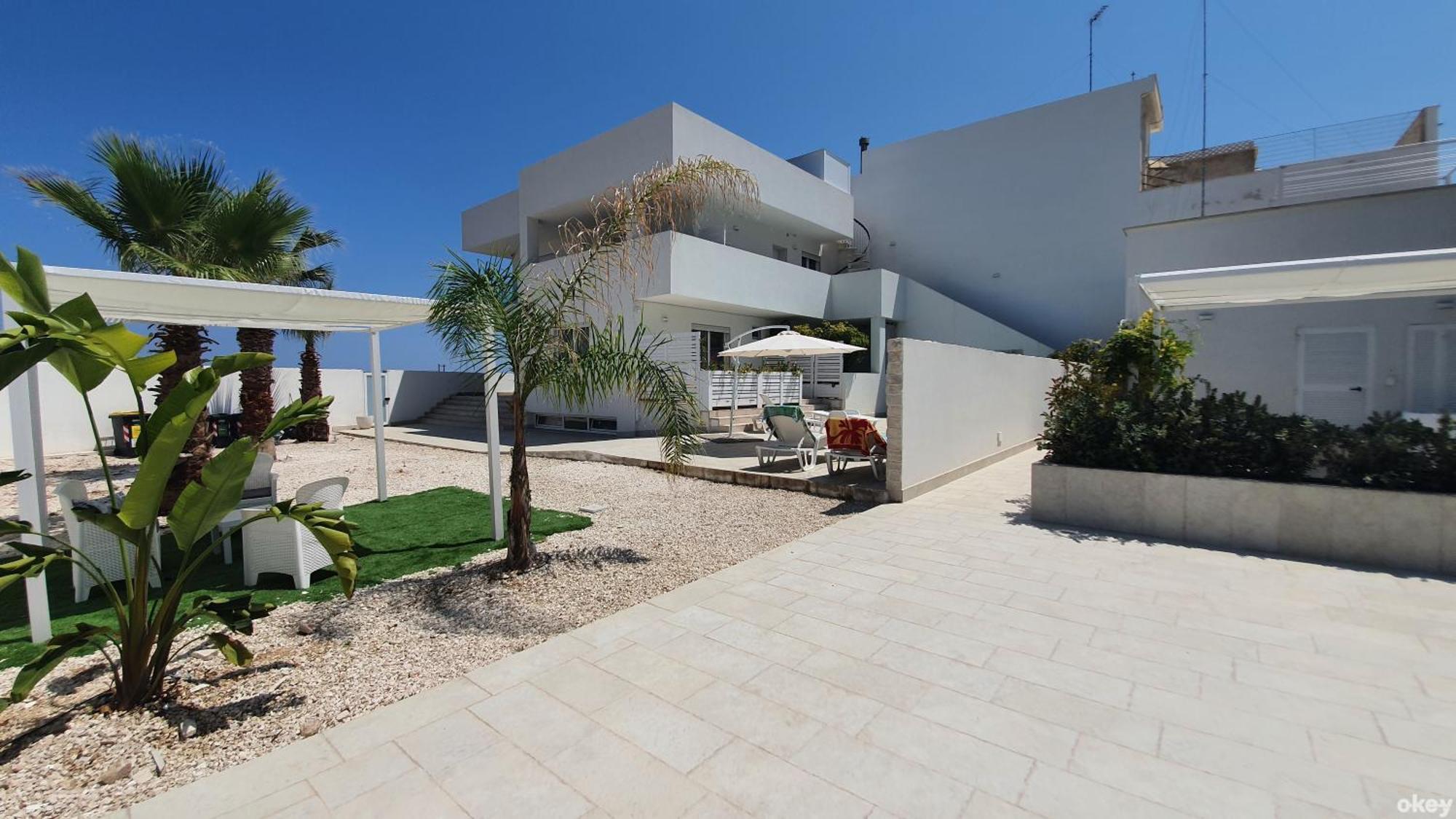 Mediterranea - Seaview, Pool & Garden Apartment Bari
